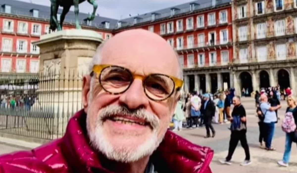 VÍDEO: Emocionado, Marcos Caruso celebra 50 anos de carreira