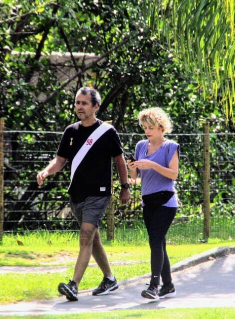 Marcos Palmeira faz caminhada com a esposa na zona sul do RJ (Foto: Daniel Delmiro / AgNews)