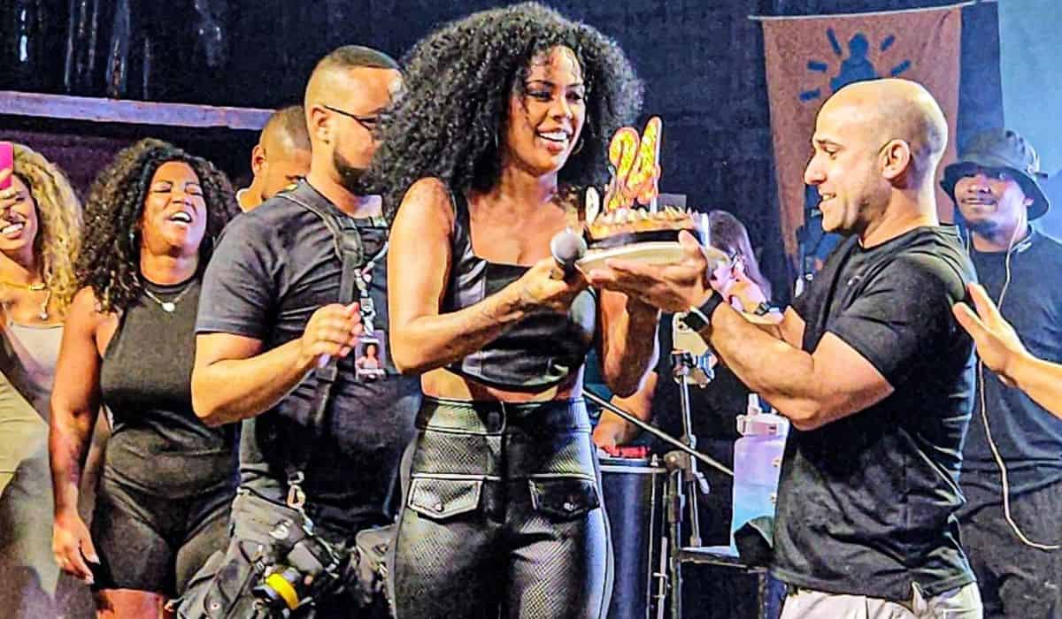 Marvvila ganha bolo durante show ao celebrar seu aniversário de 24 anos