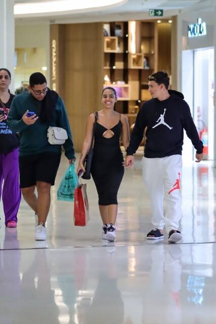 Mirella Santos curte passeio com o namorado por shopping do RJ (Foto: Victor Chapetta / AgNews)