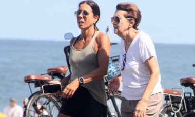Mônica Teixeira, do RJTV, curte passeio com a mãe por orla da praia