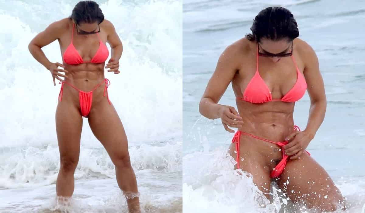 Mulher Melão mostra demais ao dar ajeitadinha em biquíni na praia