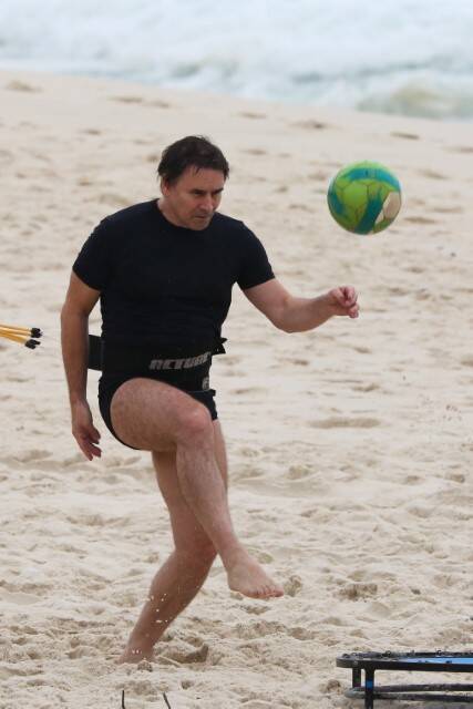 Murilo Rosa e a esposa treinam juntos em praia do RJ (Foto: Dilson Silva / AgNews)