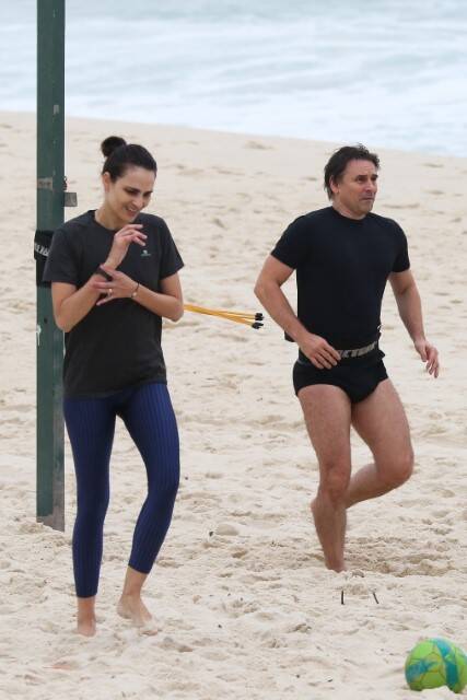Murilo Rosa e a esposa treinam juntos em praia do RJ (Foto: Dilson Silva / AgNews)
