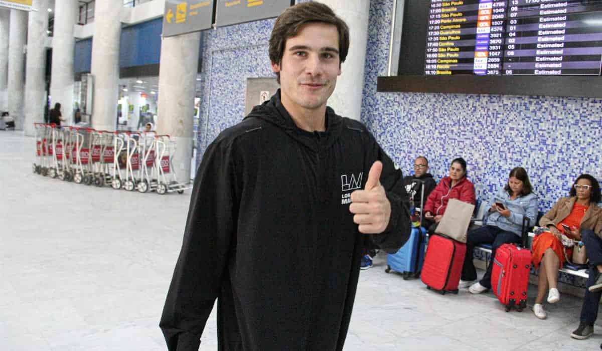 Nicolas Prattes é clicado desembarcando no aeroporto do RJ