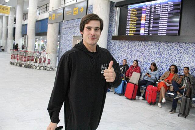 Nicolas Prattes é clicado desembarcando no aeroporto do RJ (Foto: Gabriel Rangel / AgNews)