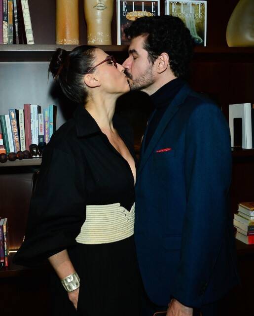 Paola Carosella troca beijos com o namorado em jantar solidário em SP (Foto: Eduardo Martins / AgNews)