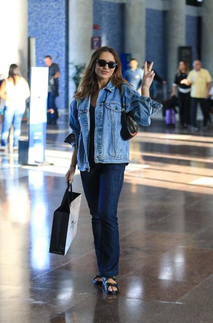 Rafa Kalimann é clicada em aeroporto do RJ com look 'all jeans' (Foto: Vitor Eduardo / AgNews)