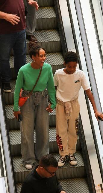 Taís Araújo curte passeio com o filho por shopping do RJ (Foto: Edson Aipim / AgNews)