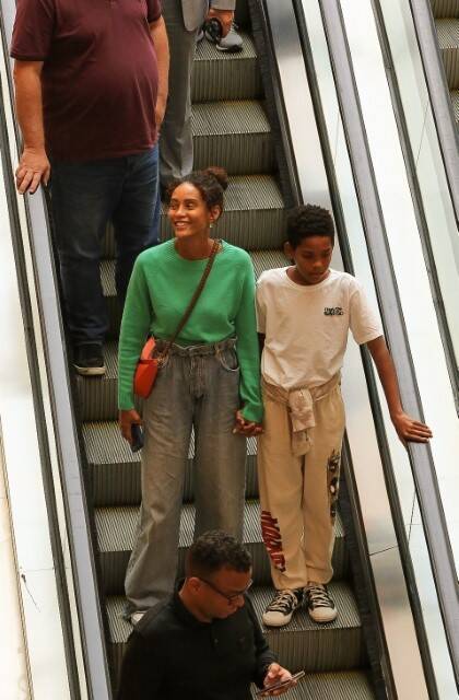 Taís Araújo curte passeio com o filho por shopping do RJ (Foto: Edson Aipim / AgNews)