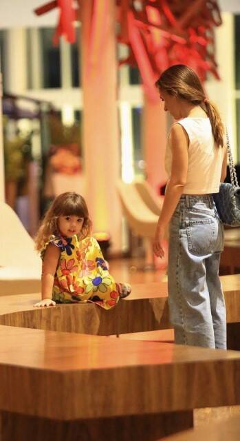 Tata Werneck curte passeio com a filha por shopping do RJ (Foto: Edson Aipim / AgNews)