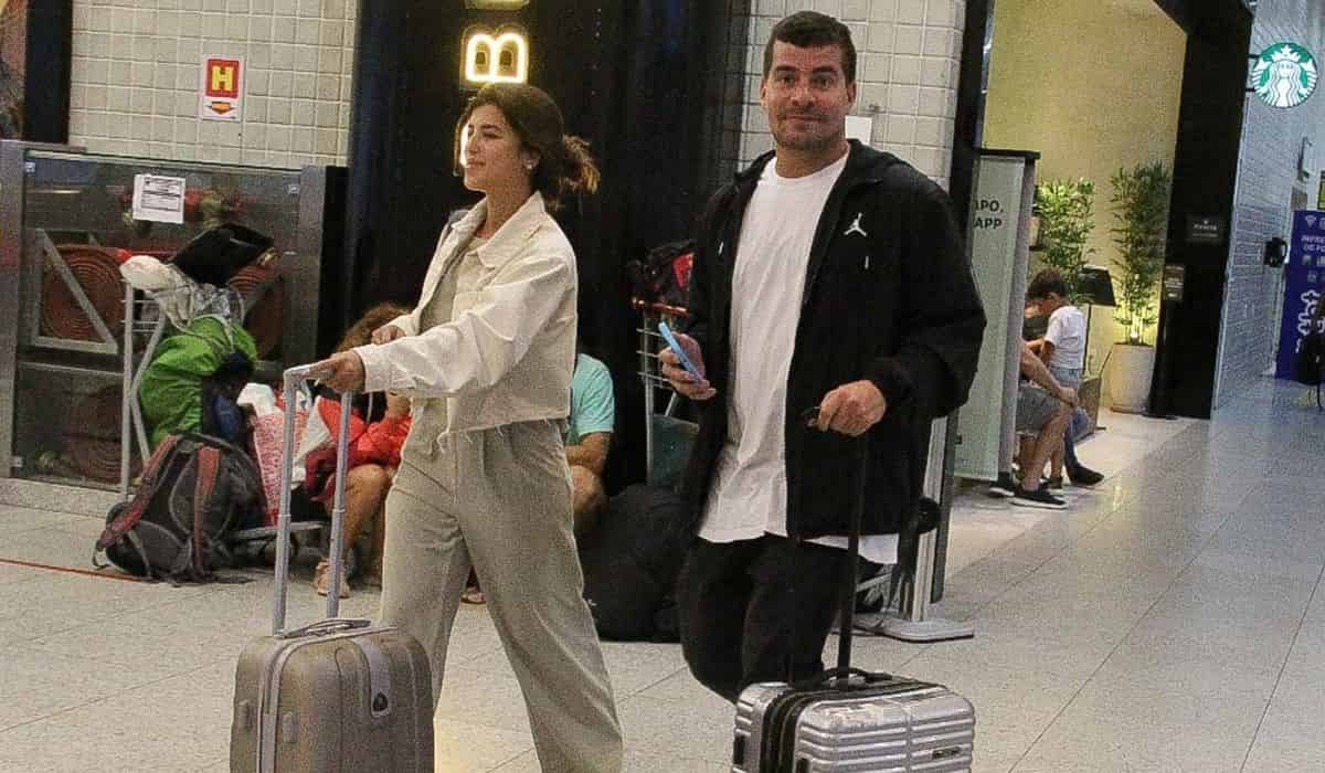 Thiago Martins é flagrado em aeroporto com a namorada