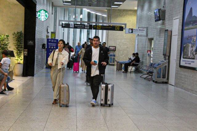 Thiago Martins é flagrado em aeroporto com a namorada (Foto: Gabriel Rangel / AgNews)