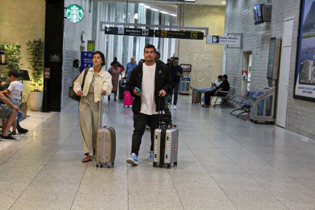 Thiago Martins é flagrado em aeroporto com a namorada (Foto: Gabriel Rangel / AgNews)