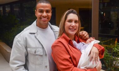 Thiago Oliveira e a esposa deixam maternidade com filha em SP