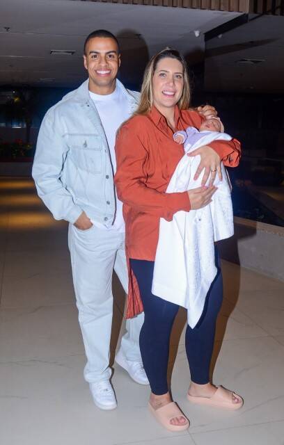 Thiago Oliveira e a esposa deixam maternidade com filha em SP (Foto: Eduardo Araujo / AgNews)