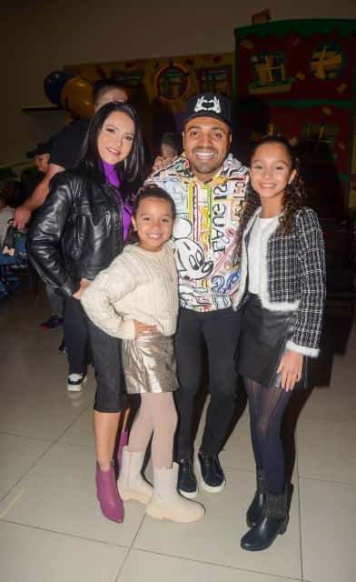 Tirulipa vai com a família em festa de aniversário da filha de Deolane (Foto: Eduardo Araujo / AgNews)