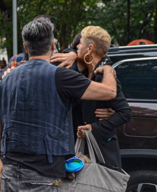 Xuxa abraça e consola filho de Rita Lee durante despedida em velório (Foto: Eduardo Araujo / AgNews)