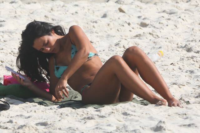 Yanna Lavigne renova bronzeado na praia da Barra da Tijuca (Foto: Dilson Silva / AgNews)