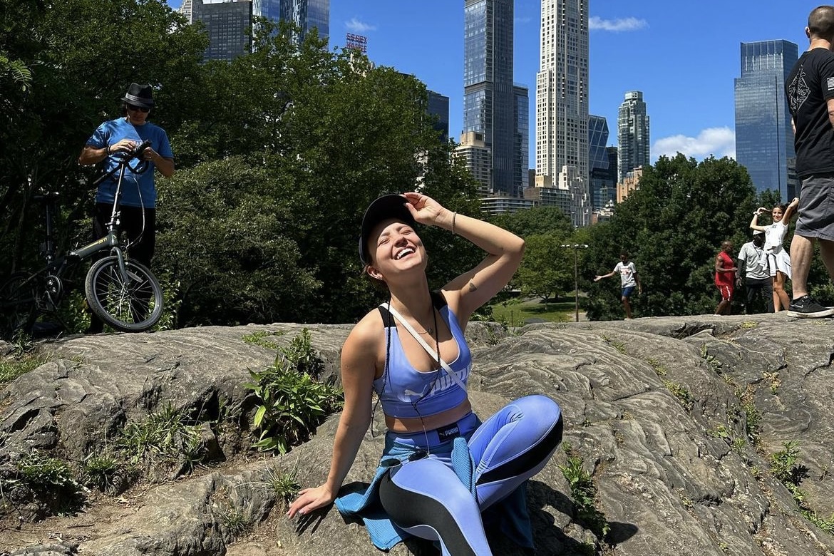 Larissa Manoela se exercita em parque de Nova York e ganha elogios: "Maravilhosa"