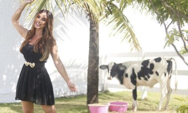 Nicole Bahls batiza vaca com nome de Camila Queiroz: "Nova integrante"