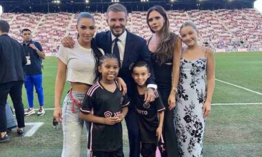 Kim Kardashian posa com Victoria e David Beckham em jogo do Inter Miami: "Lendário"