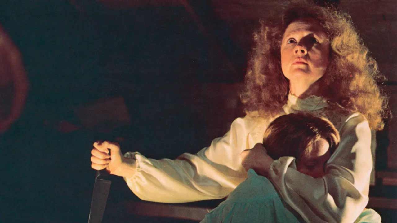 1976년 영화 'Carrie'에서 Piper Laurie가 Margaret White 역을 연기하고 있다.