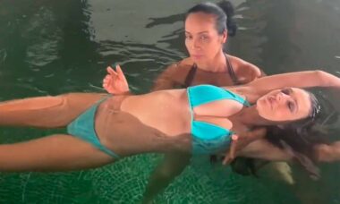 Elizabeth Hurley recebe massagem relaxante na água no melhor resort spa do mundo. Fotos e vídeo: Reprodução Instagram @elizabethhurley1