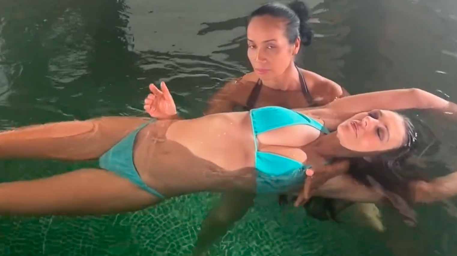 Elizabeth Hurley recebe massagem relaxante na água no melhor resort spa do mundo. Fotos e vídeo: Reprodução Instagram @elizabethhurley1