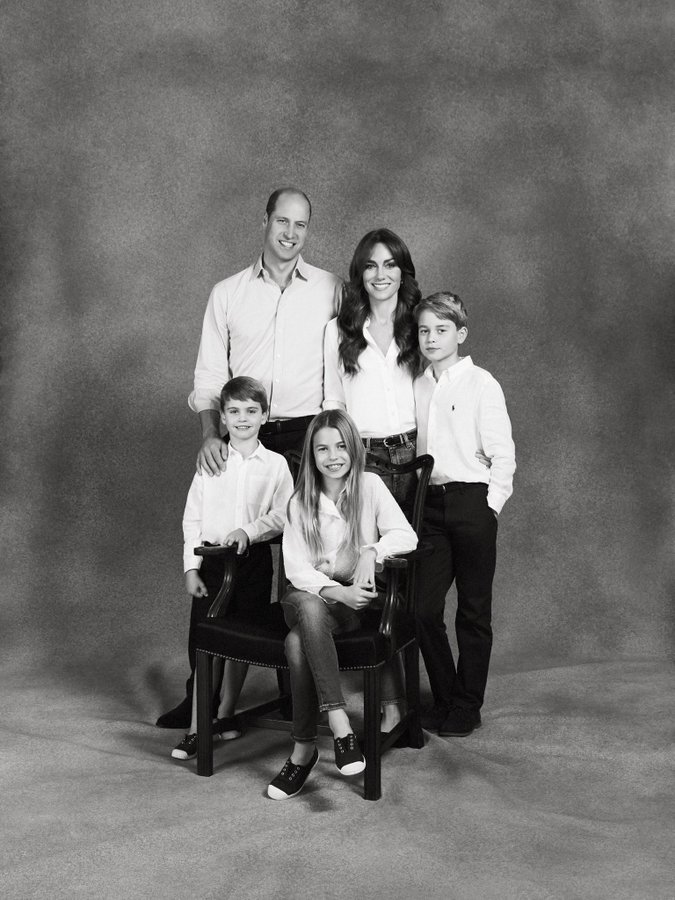The portrait was posted with the caption: "Our family Christmas card for 2023." Photo: Reproduction X @KensingtonRoyal