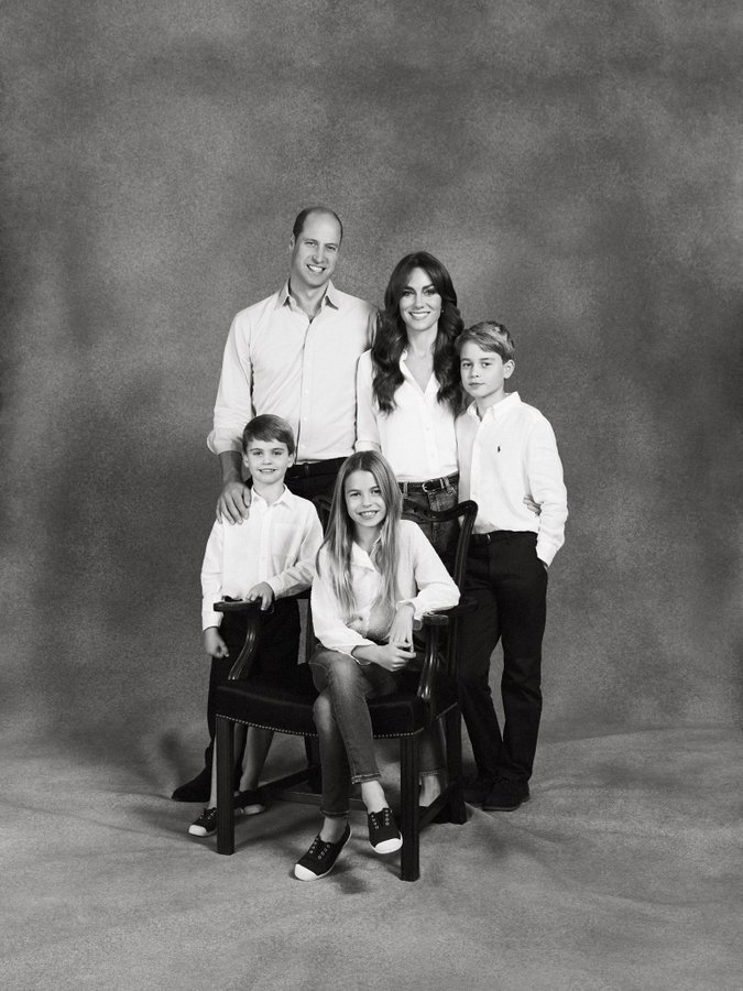 Le portrait a été publié avec la légende : "Notre carte de Noël familiale pour 2023". Photo : Reproduction X @KensingtonRoyal