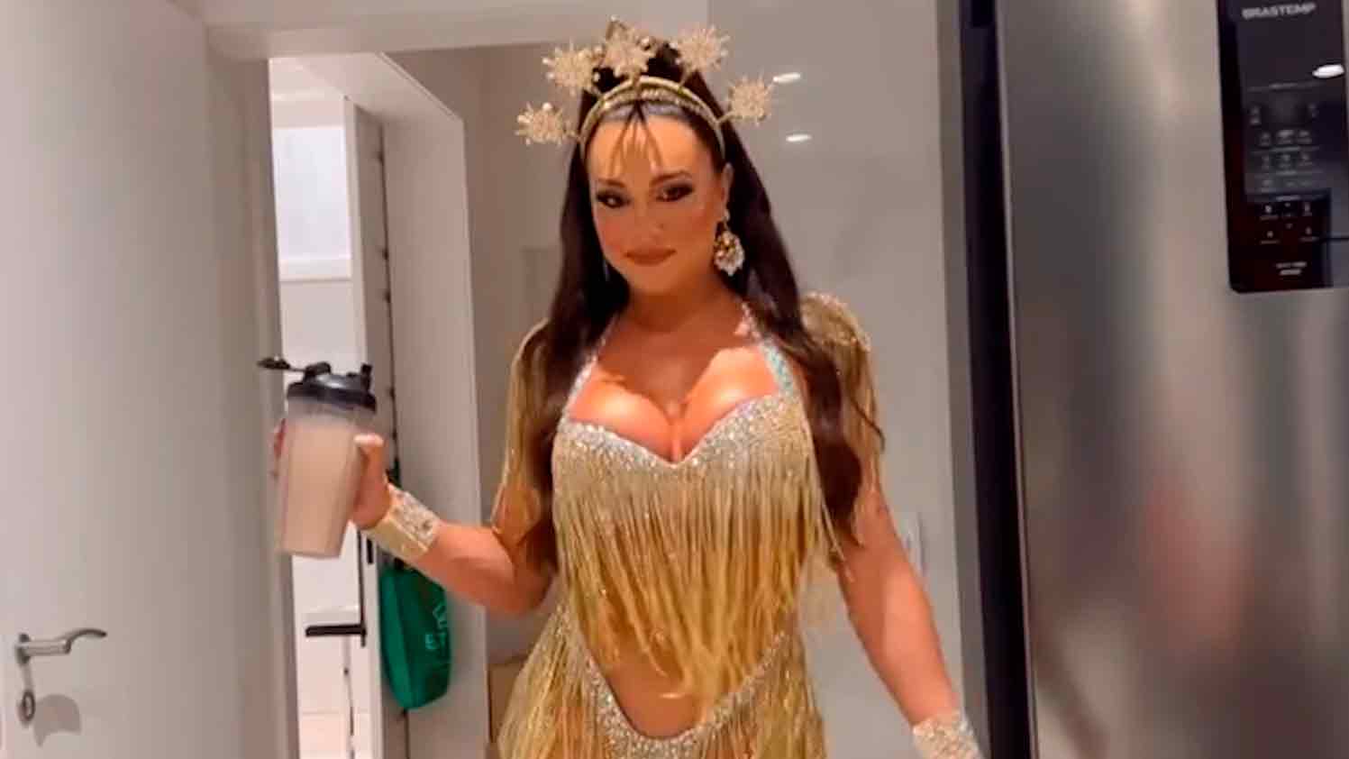 Video: Snoubenec neschvaluje příliš krátký kostým Juju Salimeni na mini karnevalovém průvodu. Foto a Video: Reprodukce Instagram @basa