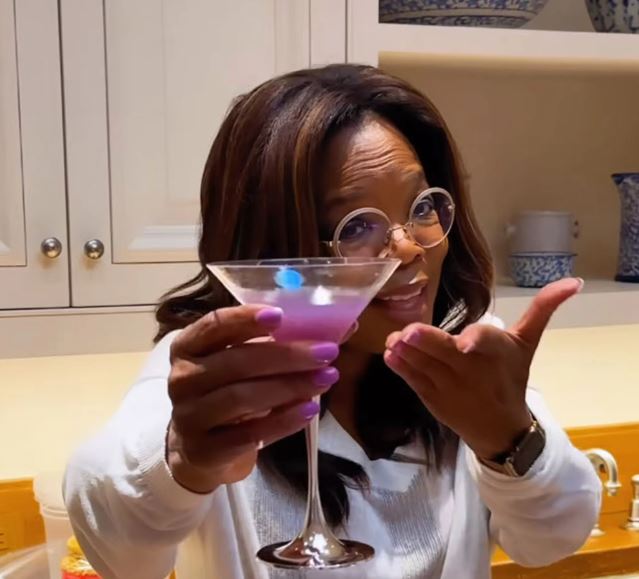 A műsorvezető megtanította a felhasználókat lila alkoholmentes koktélok készítésére. Fotó: Instagram Reprodukció @oprah