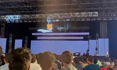 Vídeo: CEO de tecnologia morre em acidente no palco na Índia durante evento corporativo