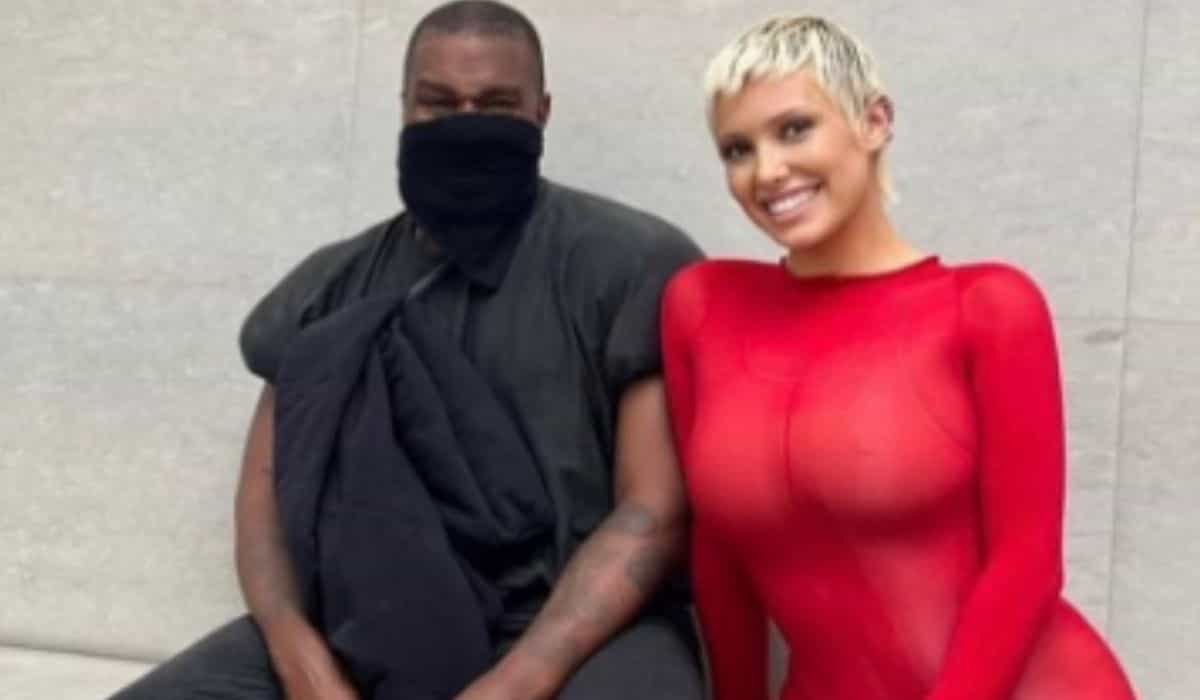 Sangeren Kanye West har igjen skapt oppstandelse ved å forby sin kone, Bianca Censori, å bruke sosiale medier. Foto: Reproduksjon Instagram @yeezymafia