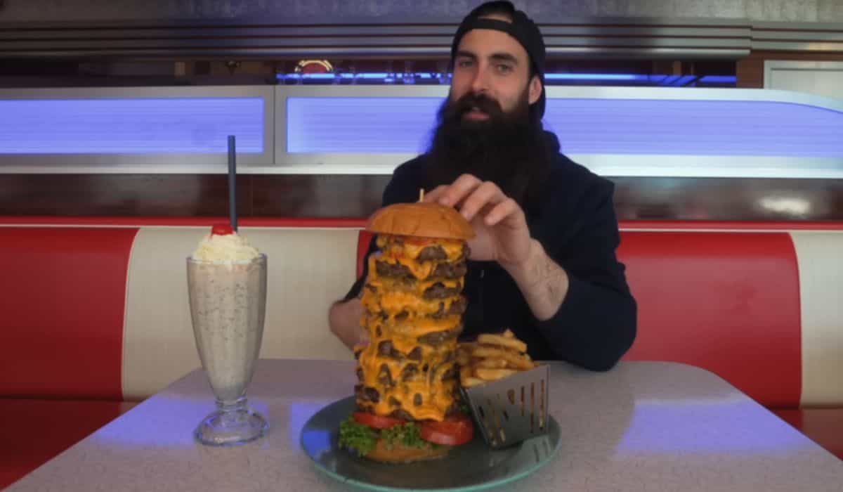 YouTuber conquista desafio de mega hambúrguer em tempo recorde na Noruega