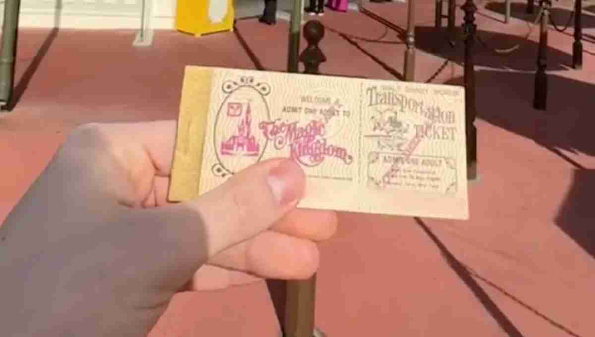 Vuoden 1978 sisäänpääsylippu Disney-puistoon. Kuva: Matthew Ablesin TikTok-näyttökuva