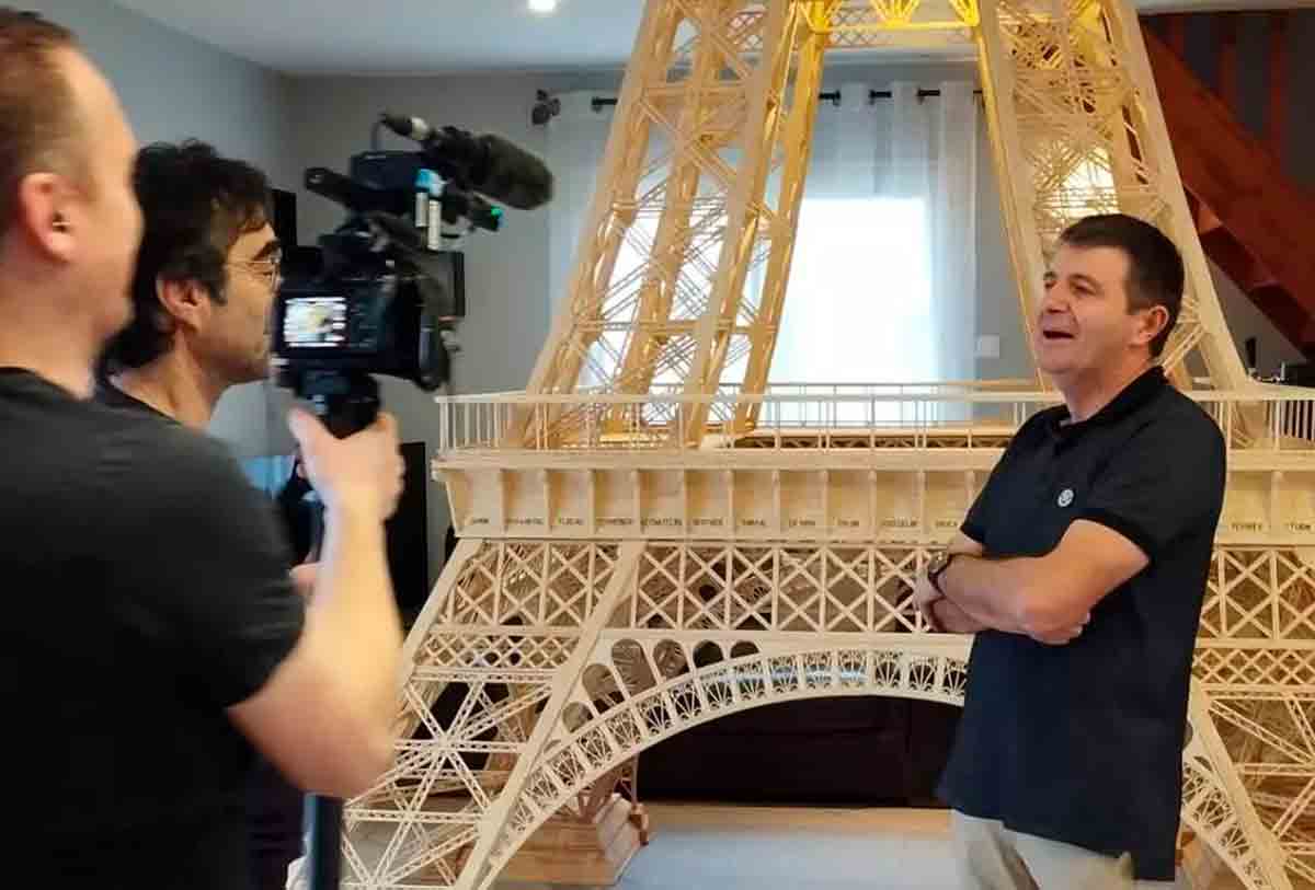 Ranskalainen vietti 8 vuotta rakentaen tulitikku-Eiffel-tornia