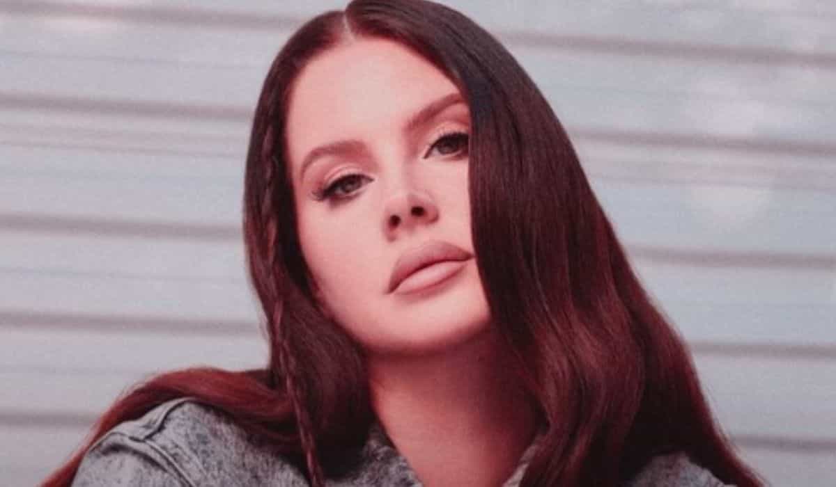 Lana Del Rey generer kontrovers ved å posere med et våpen etter å ikke ha vunnet en Grammy