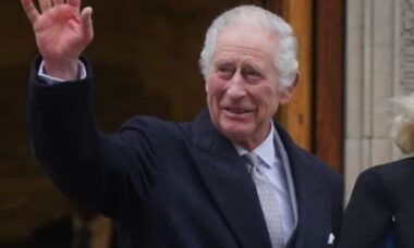 Rei Charles se emociona ao receber cartas de apoio em meio à luta contra o câncer