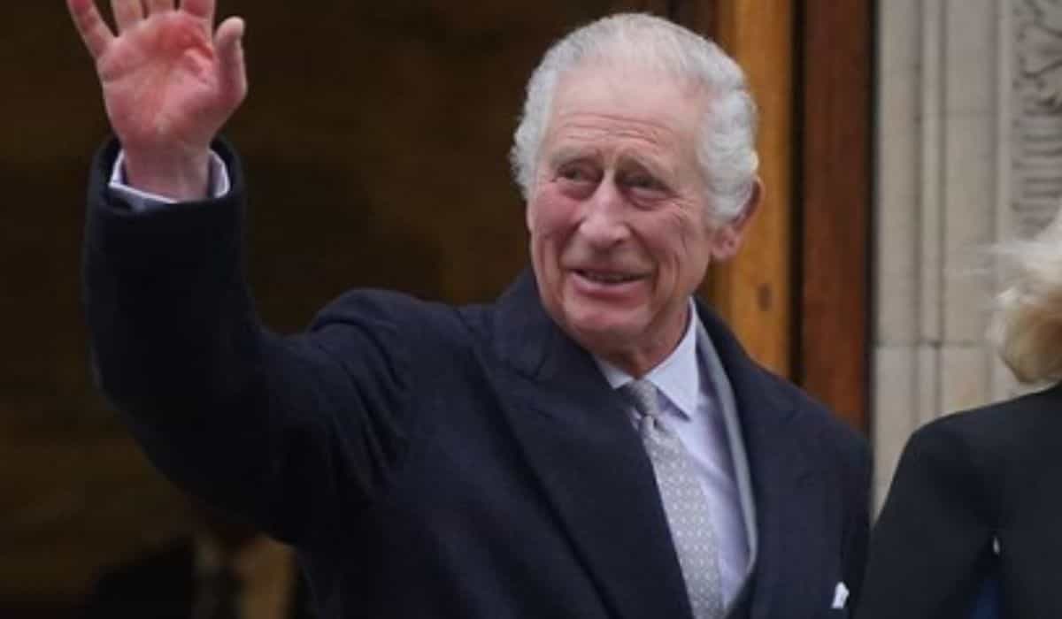 Králi Charlesovi se dostalo dojetí při přijímání podpůrných dopisů v boji proti rakovině