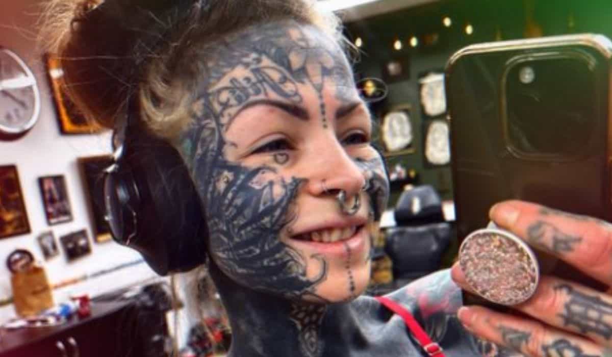 Finse Instagrammer maakt indruk door haar tatoeages van $20.000 te tonen