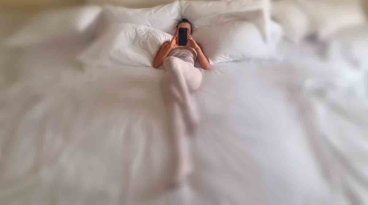 Kanye West deler et merkelig video av kona Bianca Censori på en unormalt stor seng. Foto og video: Instagram @ye