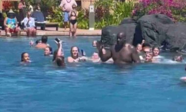 Em vídeo divertido, Shaquille O'Neil é 'salvo' de afogamento por grupo de crianças. Foto: Reprodução Tiktok @incatico