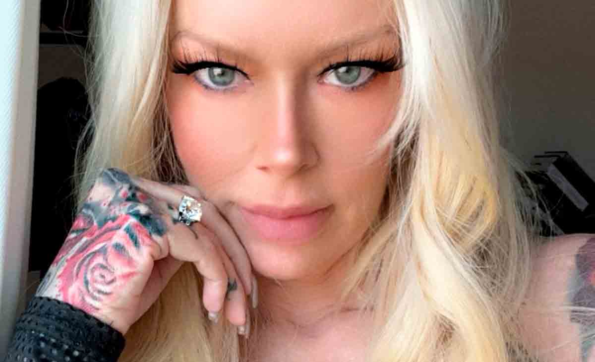 Adult film star, Jenna Jameson, reveals how she looks after becoming unable to walk. Source: Reproduction/Instagram @jennacantloose