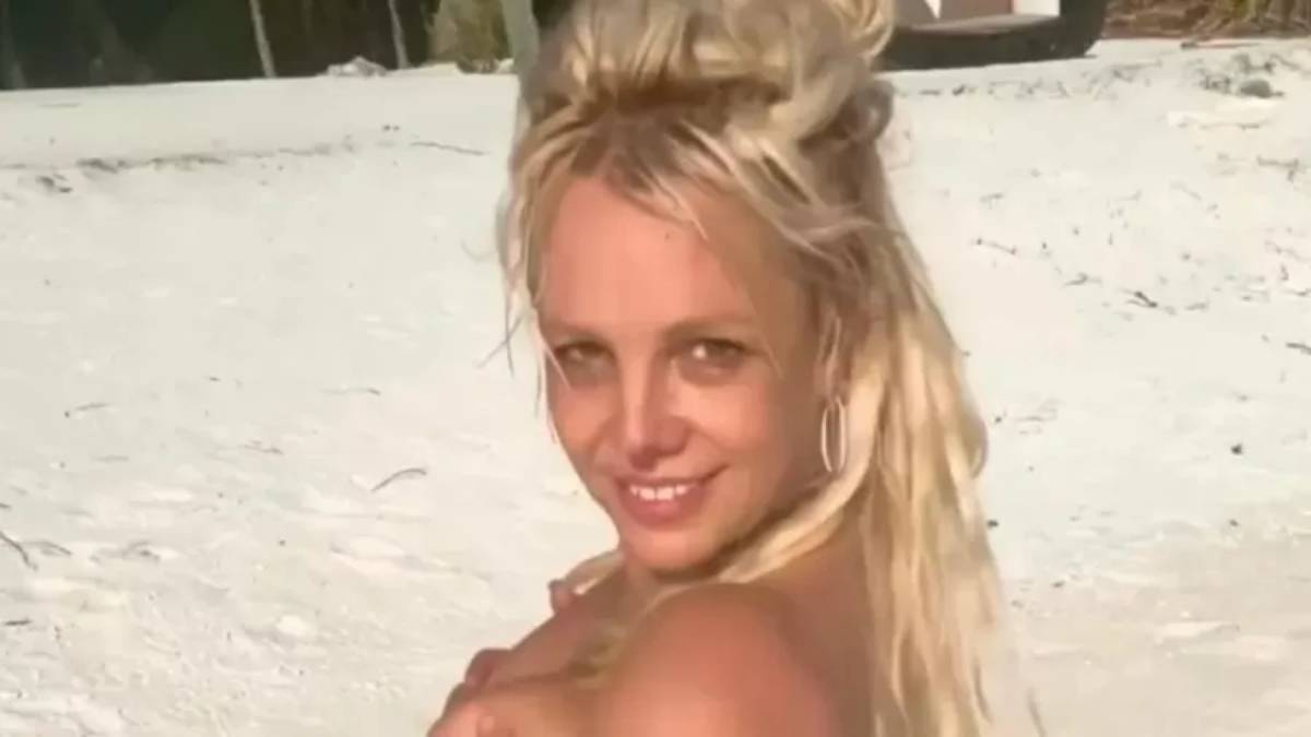 Britney Spears ha pubblicato foto su una spiaggia paradisiaca, generando dibattiti sulla libertà concessa agli uomini e negata alle donne. Foto: Riproduzione Instagram