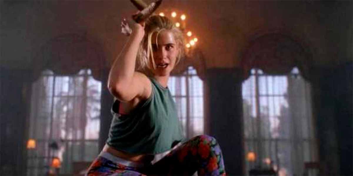 Mira cómo luce la Estrella de "Buffy, la Cazavampiros" 32 Años Después de la Película de Culto