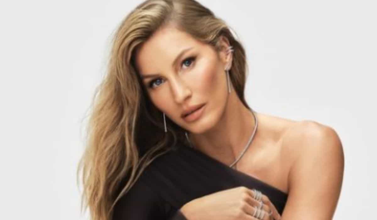 Gisele Bündchen poseert met elegantie en gedurfde looks in een nieuwe juwelen campagne