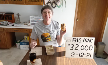 Homem quebra o próprio recorde mundial de quantidade de Big Macs comidos em toda a vida