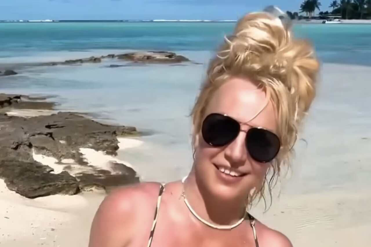 "Mijn leven is niet zoals het lijkt": Britney Spears laat bijna te veel zien in een video opgenomen op het strand